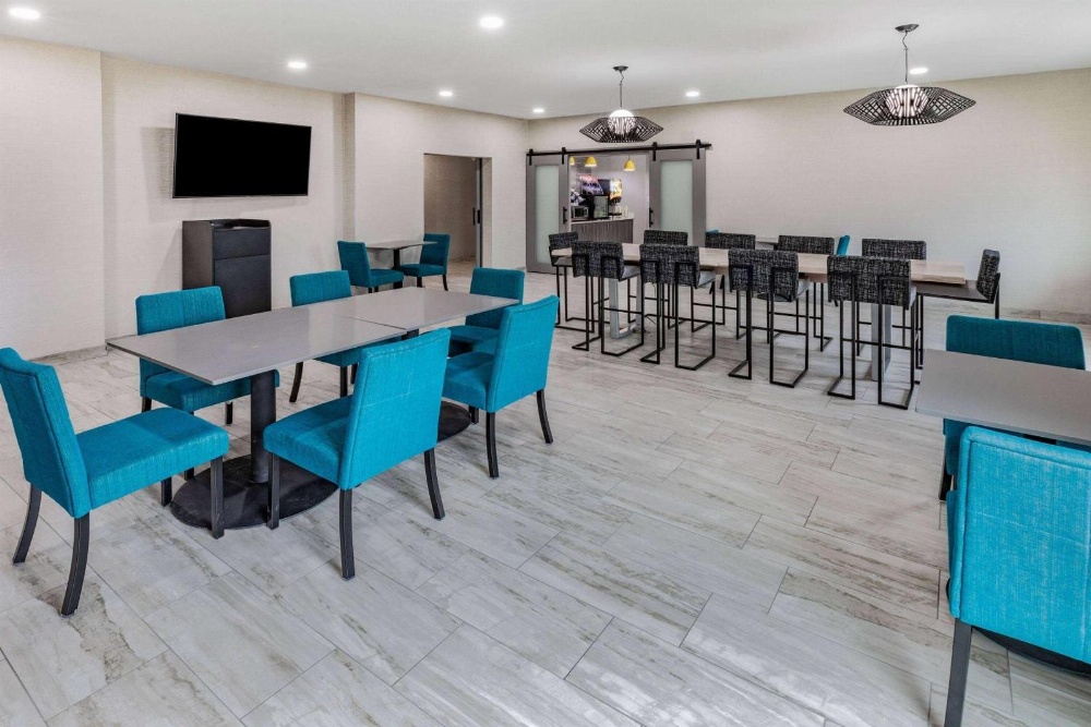 La Quinta Inn & Suites by Wyndham Ardmore Image 10