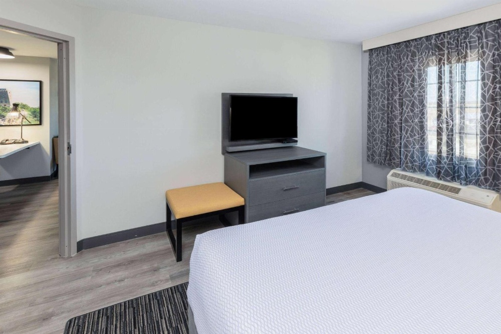 La Quinta Inn & Suites by Wyndham Ardmore Image 18