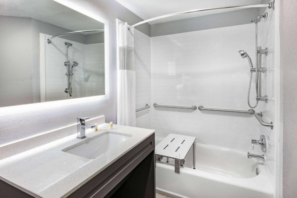 La Quinta Inn & Suites by Wyndham Ardmore Image 30